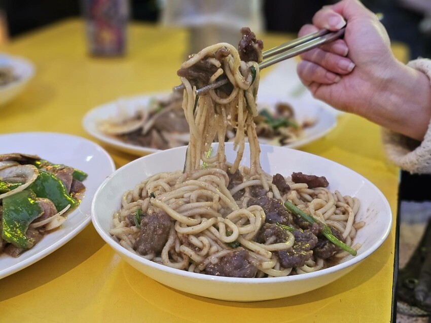 寧夏夜市老店牛媽媽控肉飯,大火爆炒超夠味,經典美食推薦