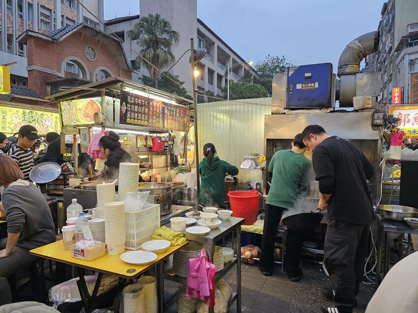 寧夏夜市老店牛媽媽控肉飯,大火爆炒超夠味,經典美食推薦