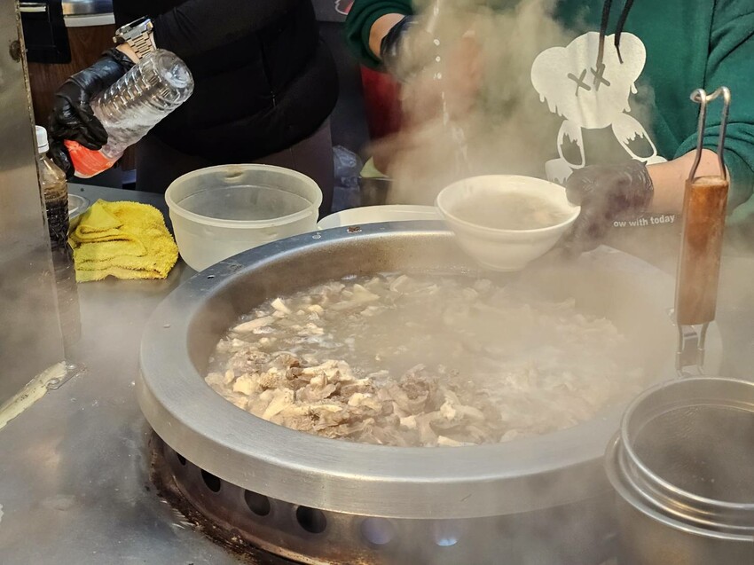 寧夏夜市老店牛媽媽控肉飯,大火爆炒超夠味,經典美食推薦
