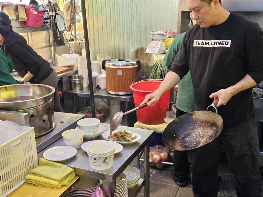 寧夏夜市老店牛媽媽控肉飯,大火爆炒超夠味,經典美食推薦