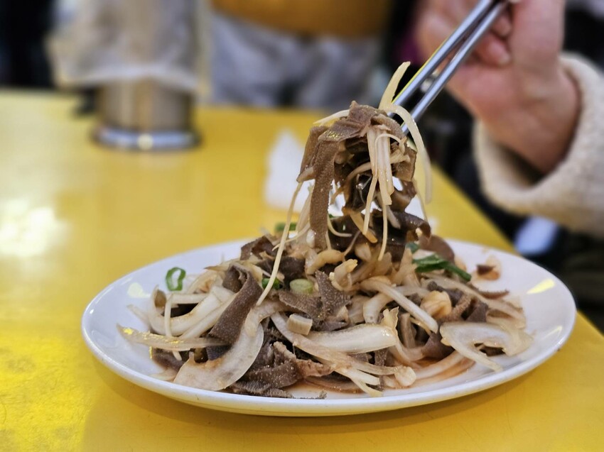寧夏夜市老店牛媽媽控肉飯,大火爆炒超夠味,經典美食推薦