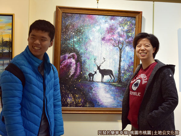 土地公文化館14-4樓特展室-米唐亞真情畫-作品前留影.JPG