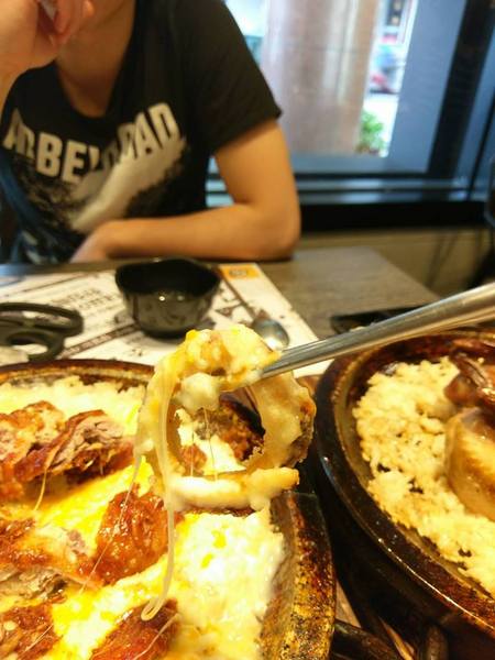 打啵G(台中大隆店)：打啵G / 台中大隆店-皇冠炸雞好特別  整個很華麗  double起司太鹹些  草莓可爾必思好喝又好拍