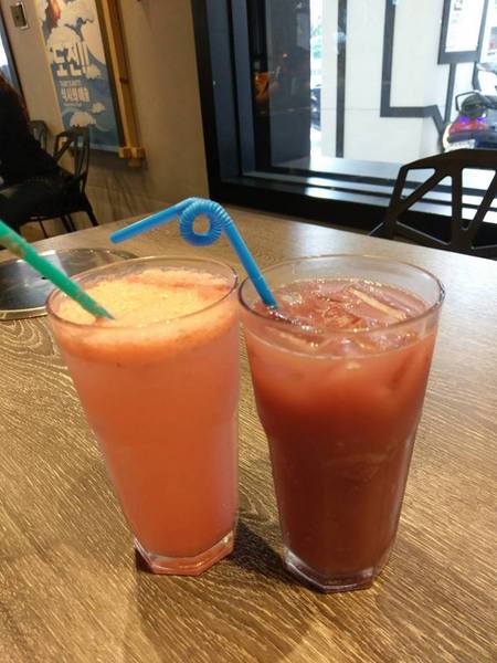 打啵G(台中大隆店)：打啵G / 台中大隆店-皇冠炸雞好特別  整個很華麗  double起司太鹹些  草莓可爾必思好喝又好拍