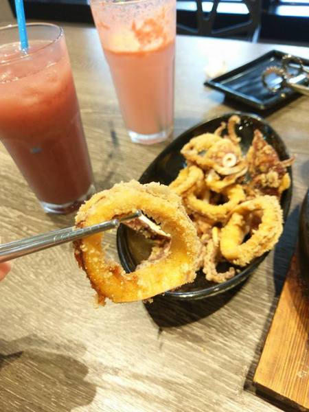 打啵G(台中大隆店)：打啵G / 台中大隆店-皇冠炸雞好特別  整個很華麗  double起司太鹹些  草莓可爾必思好喝又好拍