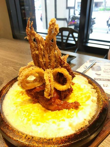 打啵G(台中大隆店)：打啵G / 台中大隆店-皇冠炸雞好特別  整個很華麗  double起司太鹹些  草莓可爾必思好喝又好拍