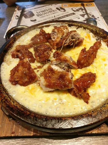 打啵G(台中大隆店)：打啵G / 台中大隆店-皇冠炸雞好特別  整個很華麗  double起司太鹹些  草莓可爾必思好喝又好拍