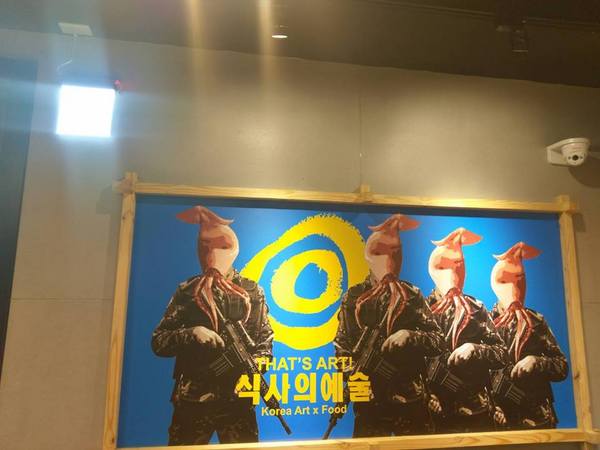 打啵G(台中大隆店)：打啵G / 台中大隆店-皇冠炸雞好特別  整個很華麗  double起司太鹹些  草莓可爾必思好喝又好拍