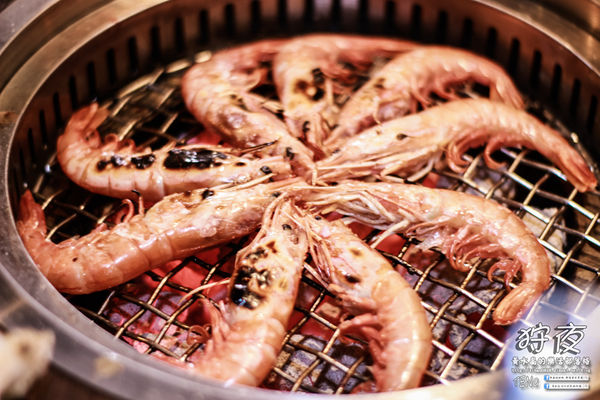 狩夜無煙炭火燒烤|桃園市桃園區“無限續點吃喝到飽”燒烤餐廳；免千元小火鍋加炭火燒烤，這個冬夜就是暖呼呼啦。