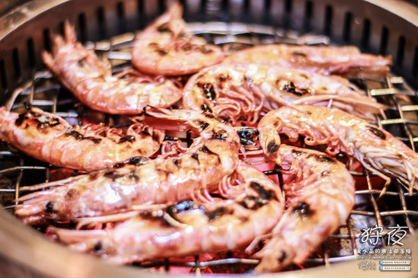 狩夜無煙炭火燒烤|桃園市桃園區“無限續點吃喝到飽”燒烤餐廳；免千元小火鍋加炭火燒烤，這個冬夜就是暖呼呼啦。