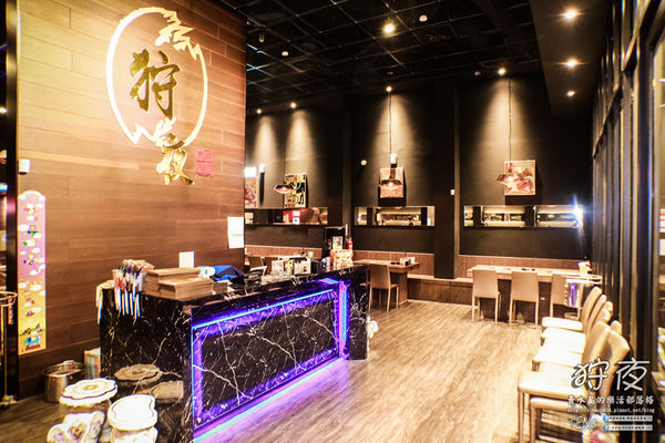 狩夜無煙炭火燒烤|桃園市桃園區“無限續點吃喝到飽”燒烤餐廳；免千元小火鍋加炭火燒烤，這個冬夜就是暖呼呼啦。