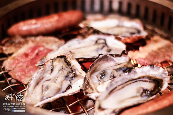 狩夜無煙炭火燒烤|桃園市桃園區“無限續點吃喝到飽”燒烤餐廳；免千元小火鍋加炭火燒烤，這個冬夜就是暖呼呼啦。