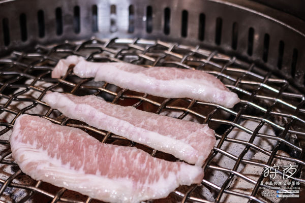 狩夜無煙炭火燒烤|桃園市桃園區“無限續點吃喝到飽”燒烤餐廳；免千元小火鍋加炭火燒烤，這個冬夜就是暖呼呼啦。