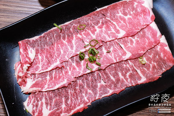 狩夜無煙炭火燒烤|桃園市桃園區“無限續點吃喝到飽”燒烤餐廳；免千元小火鍋加炭火燒烤，這個冬夜就是暖呼呼啦。