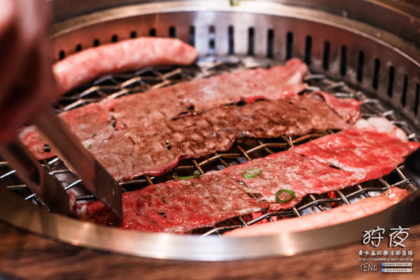 狩夜無煙炭火燒烤|桃園市桃園區“無限續點吃喝到飽”燒烤餐廳；免千元小火鍋加炭火燒烤，這個冬夜就是暖呼呼啦。