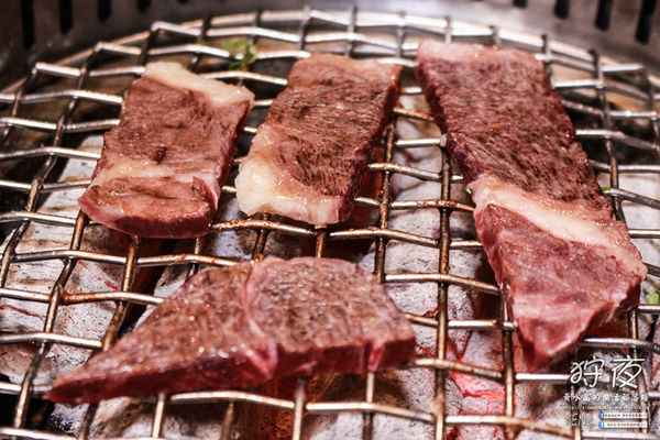 狩夜無煙炭火燒烤|桃園市桃園區“無限續點吃喝到飽”燒烤餐廳；免千元小火鍋加炭火燒烤，這個冬夜就是暖呼呼啦。