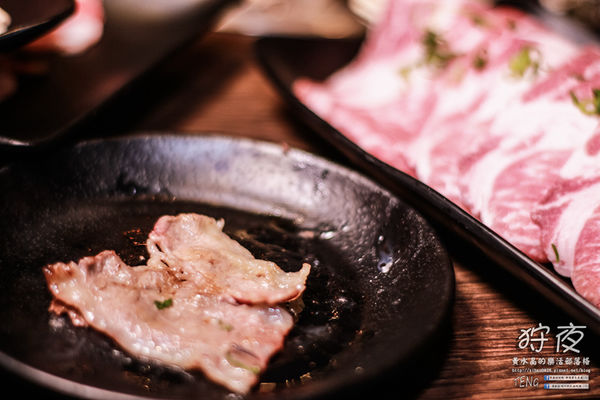 狩夜無煙炭火燒烤|桃園市桃園區“無限續點吃喝到飽”燒烤餐廳；免千元小火鍋加炭火燒烤，這個冬夜就是暖呼呼啦。