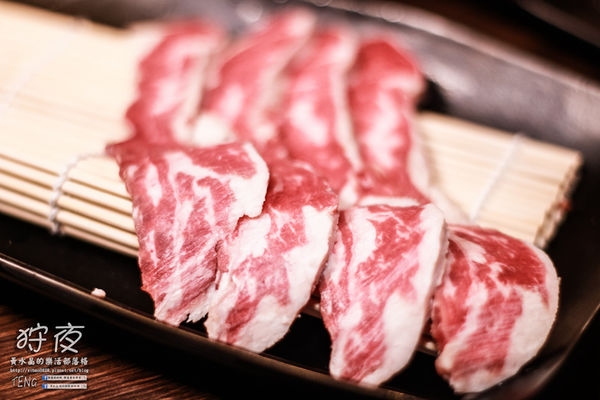 狩夜無煙炭火燒烤|桃園市桃園區“無限續點吃喝到飽”燒烤餐廳；免千元小火鍋加炭火燒烤，這個冬夜就是暖呼呼啦。