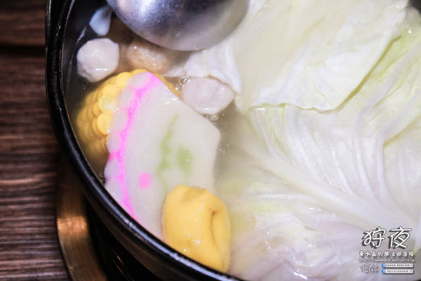 狩夜無煙炭火燒烤|桃園市桃園區“無限續點吃喝到飽”燒烤餐廳；免千元小火鍋加炭火燒烤，這個冬夜就是暖呼呼啦。