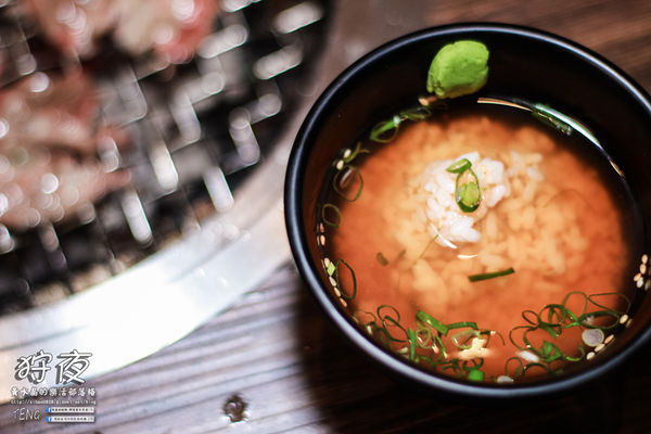 狩夜無煙炭火燒烤|桃園市桃園區“無限續點吃喝到飽”燒烤餐廳；免千元小火鍋加炭火燒烤，這個冬夜就是暖呼呼啦。