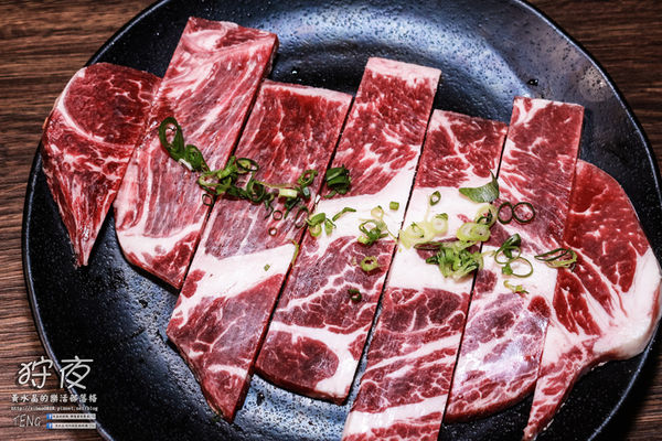 狩夜無煙炭火燒烤|桃園市桃園區“無限續點吃喝到飽”燒烤餐廳；免千元小火鍋加炭火燒烤，這個冬夜就是暖呼呼啦。