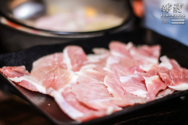 狩夜無煙炭火燒烤|桃園市桃園區“無限續點吃喝到飽”燒烤餐廳；免千元小火鍋加炭火燒烤，這個冬夜就是暖呼呼啦。