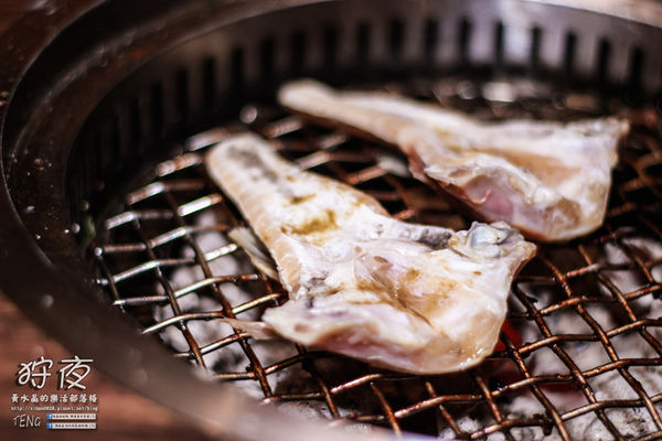 狩夜無煙炭火燒烤|桃園市桃園區“無限續點吃喝到飽”燒烤餐廳；免千元小火鍋加炭火燒烤，這個冬夜就是暖呼呼啦。