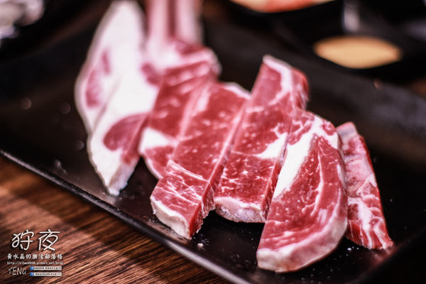 狩夜無煙炭火燒烤|桃園市桃園區“無限續點吃喝到飽”燒烤餐廳；免千元小火鍋加炭火燒烤，這個冬夜就是暖呼呼啦。