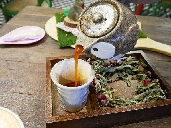 Thai j：泰Thai.J-台中大墩路上花草系餐廳  滿滿植物把店內佈置得超華麗  公主系列布朗尼很吸睛