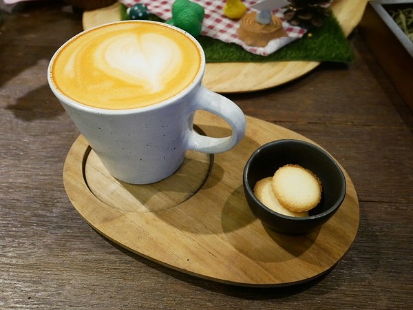 Thai j：泰Thai.J-台中大墩路上花草系餐廳  滿滿植物把店內佈置得超華麗  公主系列布朗尼很吸睛