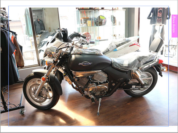 【新竹尋寶記】乘星綠洲 - 地球人的多功能驛站，享受美式餐點，欣賞百萬重機，還有夢幻旋轉木馬可拍照喔-16.jpg