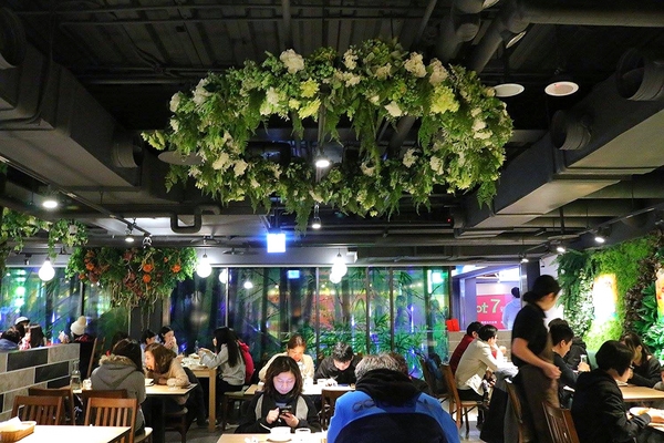 蘑菇森林義大利麵坊(ATT筷食尚店)：【桃園食記】桃園ATT筷食尚店~蘑菇森林義大利麵坊(桃園店)/TOP1的香草雞腿排/份量十足的奶油燻雞麵/餐廳的氣氛營造得就像在叢林般