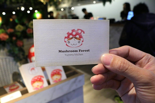 蘑菇森林義大利麵坊(ATT筷食尚店)：【桃園食記】桃園ATT筷食尚店~蘑菇森林義大利麵坊(桃園店)/TOP1的香草雞腿排/份量十足的奶油燻雞麵/餐廳的氣氛營造得就像在叢林般