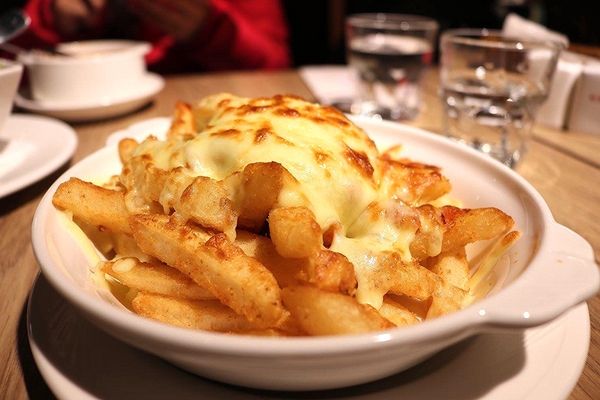 蘑菇森林義大利麵坊(ATT筷食尚店)：【桃園食記】桃園ATT筷食尚店~蘑菇森林義大利麵坊(桃園店)/TOP1的香草雞腿排/份量十足的奶油燻雞麵/餐廳的氣氛營造得就像在叢林般