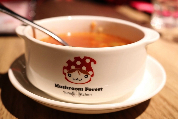 蘑菇森林義大利麵坊(ATT筷食尚店)：【桃園食記】桃園ATT筷食尚店~蘑菇森林義大利麵坊(桃園店)/TOP1的香草雞腿排/份量十足的奶油燻雞麵/餐廳的氣氛營造得就像在叢林般