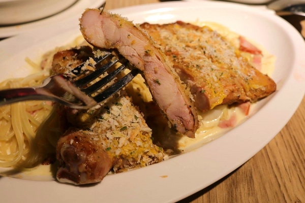 蘑菇森林義大利麵坊(ATT筷食尚店)：【桃園食記】桃園ATT筷食尚店~蘑菇森林義大利麵坊(桃園店)/TOP1的香草雞腿排/份量十足的奶油燻雞麵/餐廳的氣氛營造得就像在叢林般