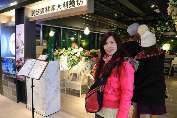 蘑菇森林義大利麵坊(ATT筷食尚店)：【桃園食記】桃園ATT筷食尚店~蘑菇森林義大利麵坊(桃園店)/TOP1的香草雞腿排/份量十足的奶油燻雞麵/餐廳的氣氛營造得就像在叢林般