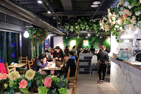 蘑菇森林義大利麵坊(ATT筷食尚店)：【桃園食記】桃園ATT筷食尚店~蘑菇森林義大利麵坊(桃園店)/TOP1的香草雞腿排/份量十足的奶油燻雞麵/餐廳的氣氛營造得就像在叢林般