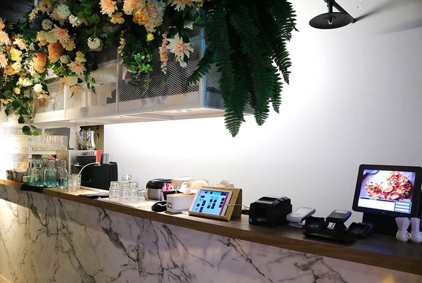 蘑菇森林義大利麵坊(ATT筷食尚店)：【桃園食記】桃園ATT筷食尚店~蘑菇森林義大利麵坊(桃園店)/TOP1的香草雞腿排/份量十足的奶油燻雞麵/餐廳的氣氛營造得就像在叢林般