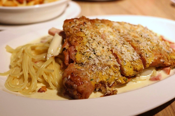 蘑菇森林義大利麵坊(ATT筷食尚店)：【桃園食記】桃園ATT筷食尚店~蘑菇森林義大利麵坊(桃園店)/TOP1的香草雞腿排/份量十足的奶油燻雞麵/餐廳的氣氛營造得就像在叢林般