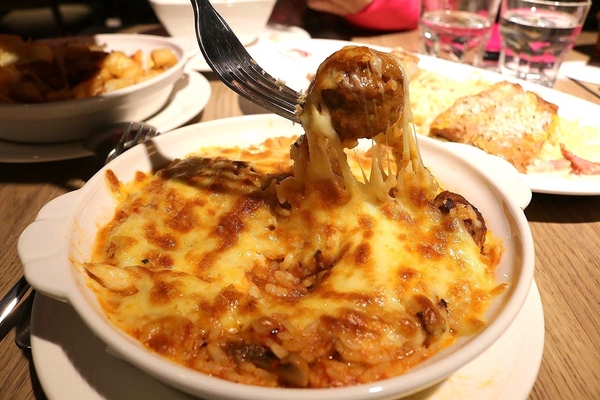 蘑菇森林義大利麵坊(ATT筷食尚店)：【桃園食記】桃園ATT筷食尚店~蘑菇森林義大利麵坊(桃園店)/TOP1的香草雞腿排/份量十足的奶油燻雞麵/餐廳的氣氛營造得就像在叢林般