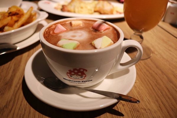 蘑菇森林義大利麵坊(ATT筷食尚店)：【桃園食記】桃園ATT筷食尚店~蘑菇森林義大利麵坊(桃園店)/TOP1的香草雞腿排/份量十足的奶油燻雞麵/餐廳的氣氛營造得就像在叢林般