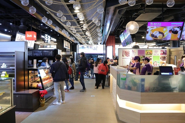 蘑菇森林義大利麵坊(ATT筷食尚店)：【桃園食記】桃園ATT筷食尚店~蘑菇森林義大利麵坊(桃園店)/TOP1的香草雞腿排/份量十足的奶油燻雞麵/餐廳的氣氛營造得就像在叢林般