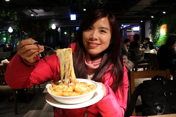 蘑菇森林義大利麵坊(ATT筷食尚店)：【桃園食記】桃園ATT筷食尚店~蘑菇森林義大利麵坊(桃園店)/TOP1的香草雞腿排/份量十足的奶油燻雞麵/餐廳的氣氛營造得就像在叢林般