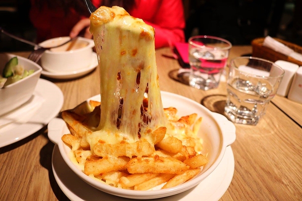 蘑菇森林義大利麵坊(ATT筷食尚店)：【桃園食記】桃園ATT筷食尚店~蘑菇森林義大利麵坊(桃園店)/TOP1的香草雞腿排/份量十足的奶油燻雞麵/餐廳的氣氛營造得就像在叢林般