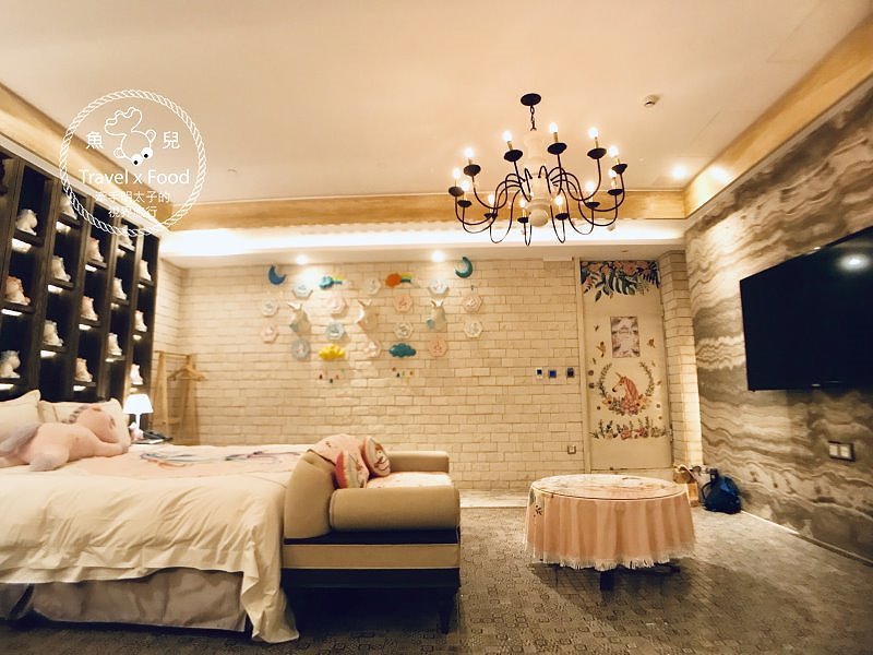 芭蕾城市渡假旅店，我與獨角獸的美好時光｜台中最美Motel，KTV、泳池、超夢幻獨角獸主題房 @魚兒 x 牽手明太子的「視」界旅行