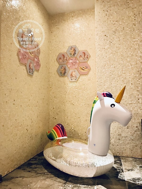 芭蕾城市渡假旅店，我與獨角獸的美好時光｜台中最美Motel，KTV、泳池、超夢幻獨角獸主題房 @魚兒 x 牽手明太子的「視」界旅行