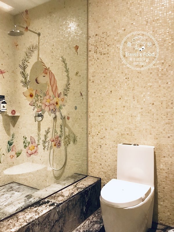 芭蕾城市渡假旅店，我與獨角獸的美好時光｜台中最美Motel，KTV、泳池、超夢幻獨角獸主題房 @魚兒 x 牽手明太子的「視」界旅行