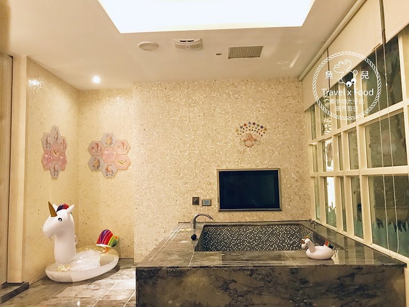 芭蕾城市渡假旅店，我與獨角獸的美好時光｜台中最美Motel，KTV、泳池、超夢幻獨角獸主題房 @魚兒 x 牽手明太子的「視」界旅行