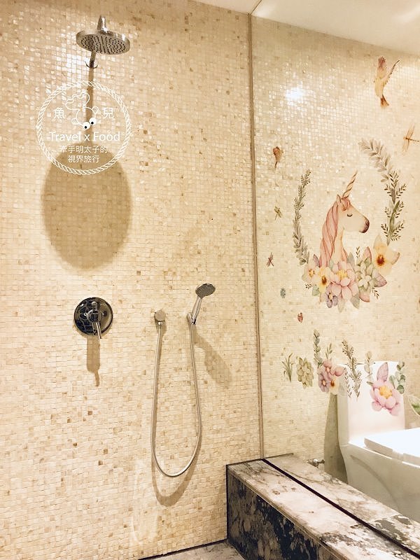 芭蕾城市渡假旅店，我與獨角獸的美好時光｜台中最美Motel，KTV、泳池、超夢幻獨角獸主題房 @魚兒 x 牽手明太子的「視」界旅行